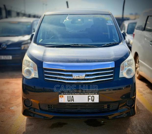 Toyota Noah 2.0 143hp AWD (8 Seater) 2012 Black