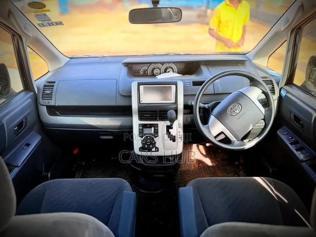 Toyota Noah 2.0 143hp AWD (8 Seater) 2012 Black