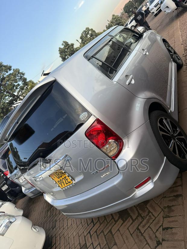 Toyota Corolla Rumion Hatchback 1.5 FWD 2009 Silver