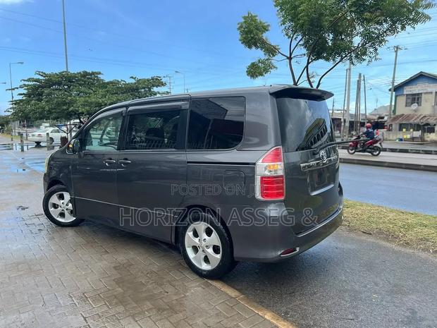 Toyota Noah 2.0 158hp AWD (7 Seater) 2012 Teal