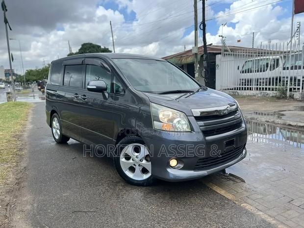 Toyota Noah 2.0 158hp AWD (7 Seater) 2012 Teal