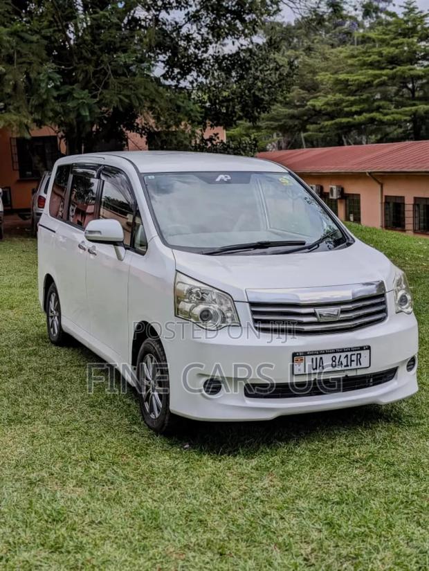 Toyota Noah 2.0 143hp AWD (8 Seater) 2012 White