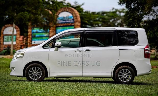 Toyota Noah 2.0 143hp AWD (8 Seater) 2012 White