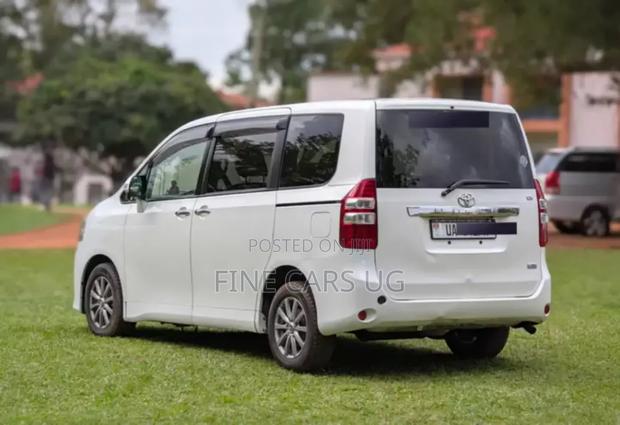 Toyota Noah 2.0 143hp AWD (8 Seater) 2012 White
