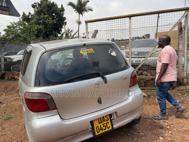 Toyota Vitz 2000 Silver
