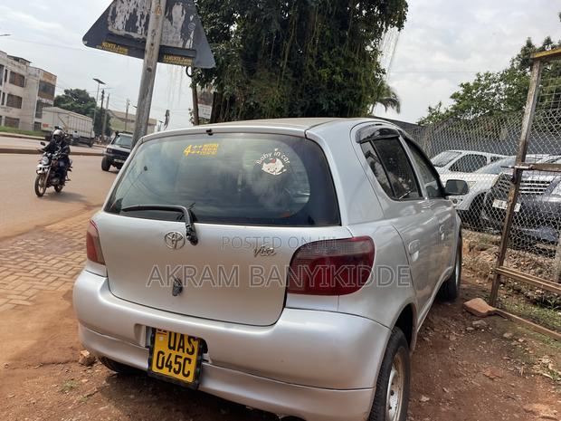 Toyota Vitz 2000 Silver