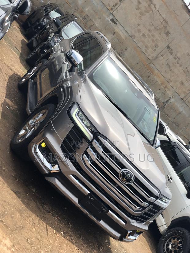 Toyota Land Cruiser LC300 2023 Silver