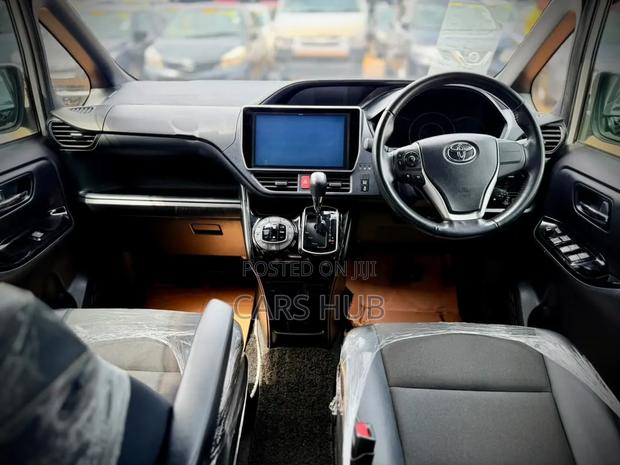 Toyota Noah 2.0 AWD (8 Seater) 2017 White