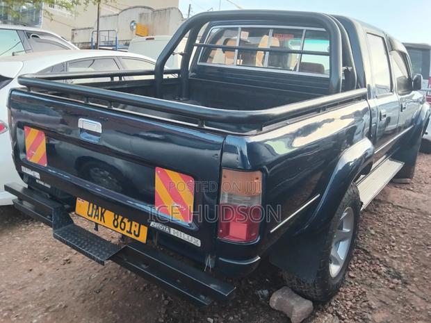 Toyota Hilux 2002 Black