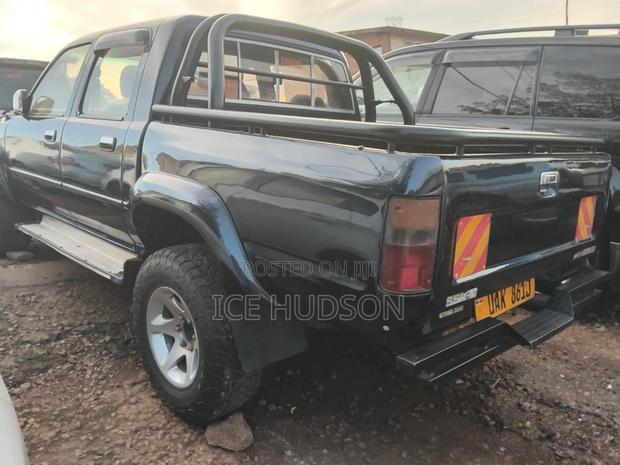 Toyota Hilux 2002 Black