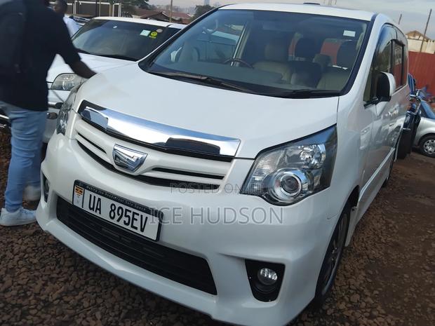 Toyota Noah 2012 White