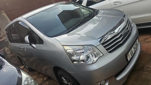 Toyota Noah 2013 Silver