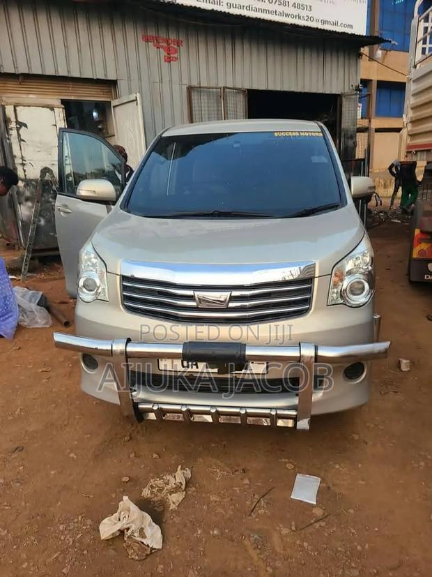 Toyota Noah 2010 Gold