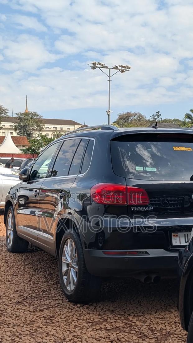 Volkswagen Tiguan SE 4Motion 2011 Black