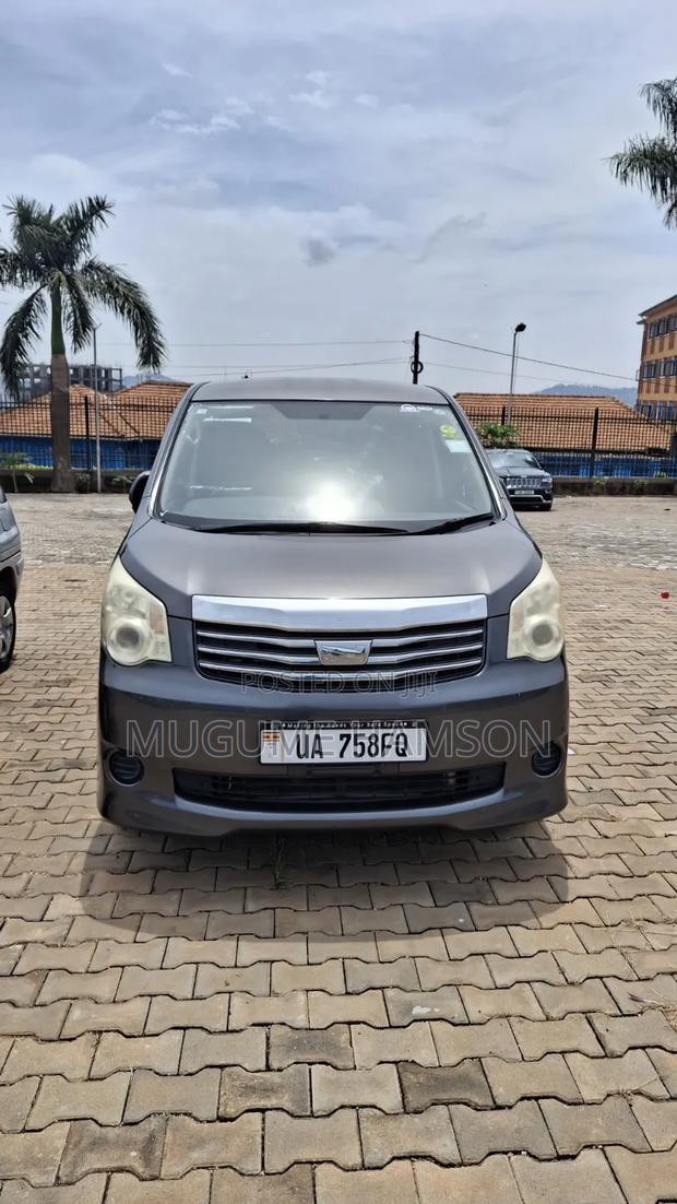 Toyota Noah 2012 Gray