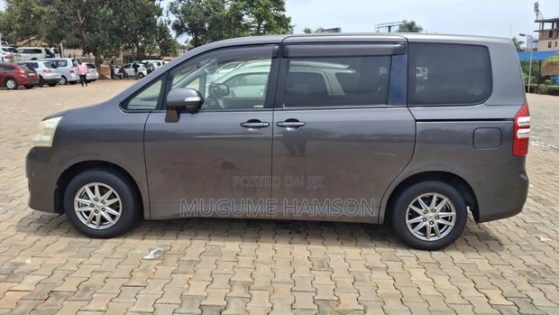 Toyota Noah 2012 Gray