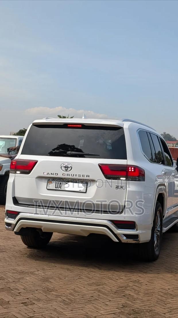 Toyota Land Cruiser LC300 2023 White