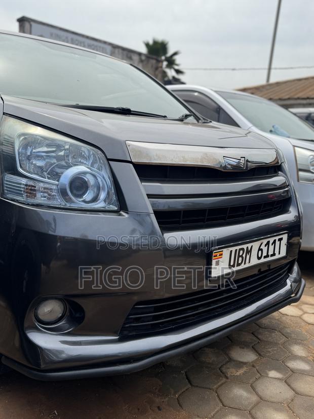 Toyota Noah 2009 Gray