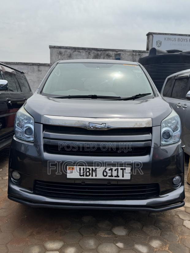 Toyota Noah 2009 Gray