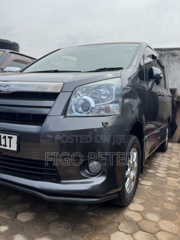 Toyota Noah 2009 Gray