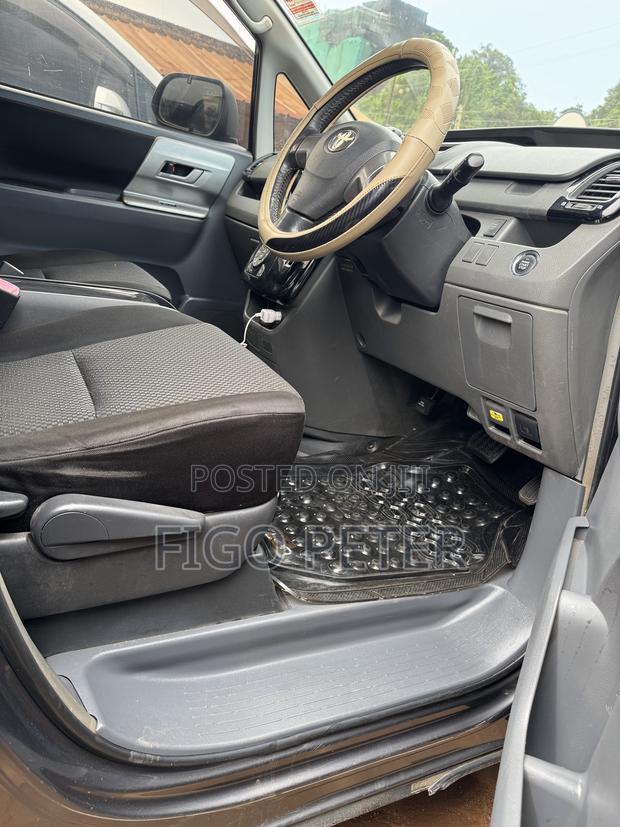 Toyota Noah 2009 Gray