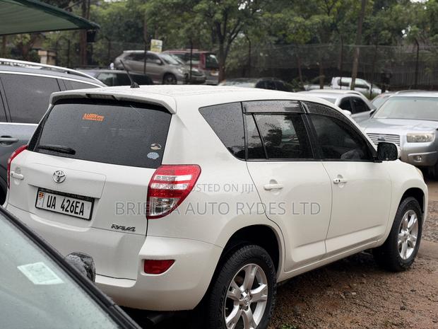 Toyota RAV4 2011 White