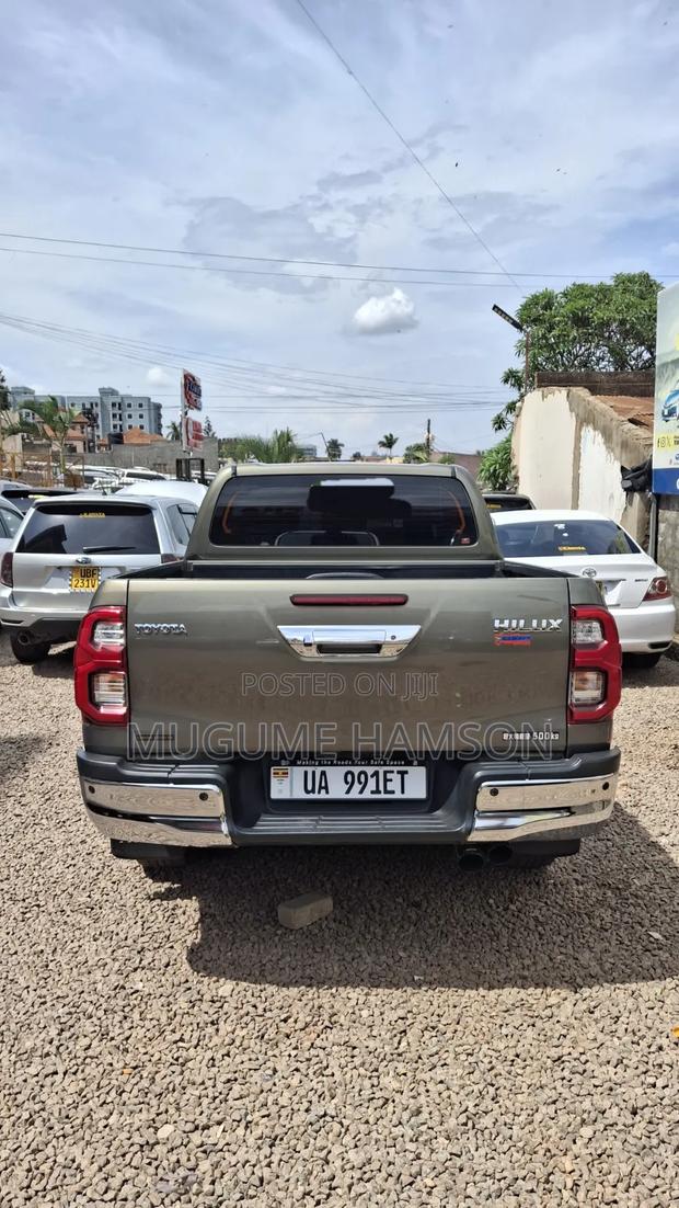 Toyota Hilux 2023 Silver
