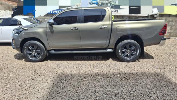Toyota Hilux 2023 Silver