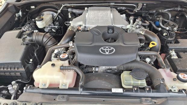 Toyota Hilux 2023 Silver