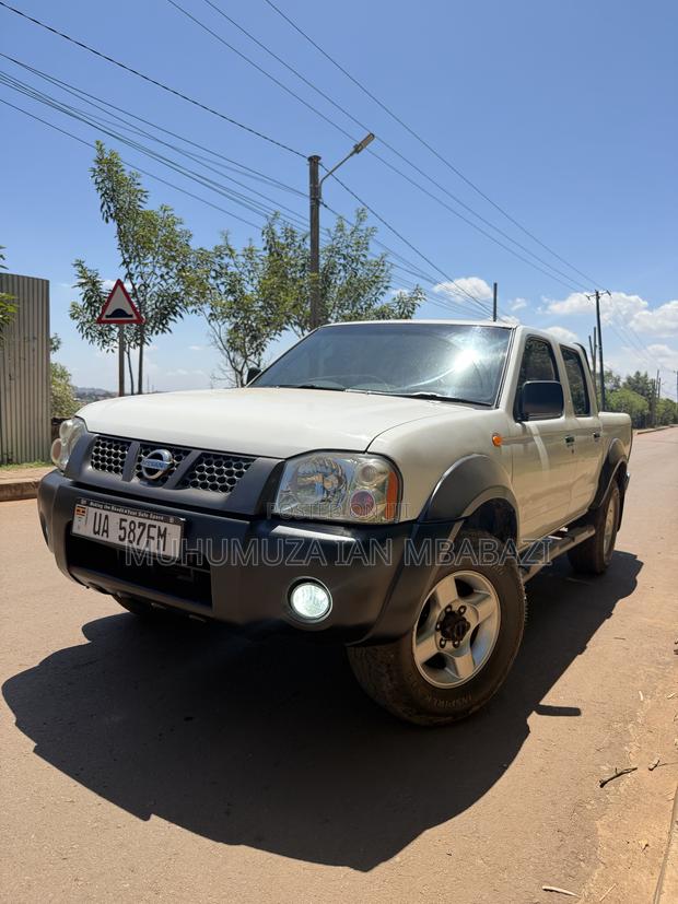 Nissan Hardbody 2011 White