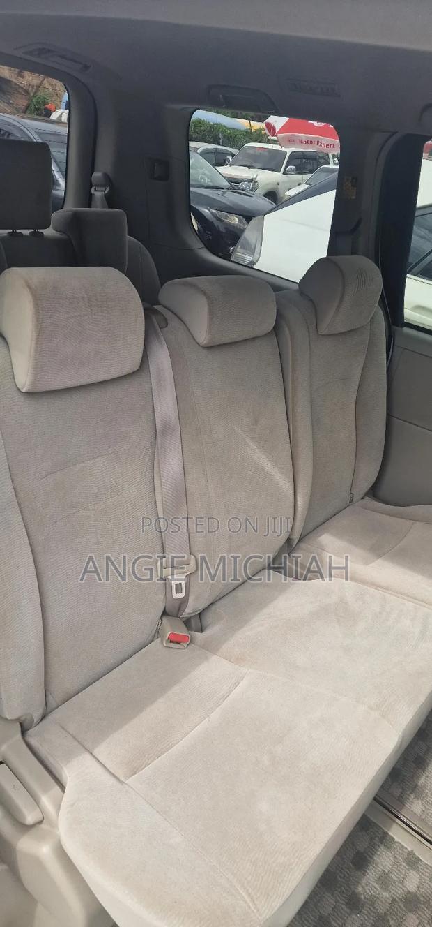 Toyota Noah 2.0 143hp AWD (8 Seater) 2011 Silver