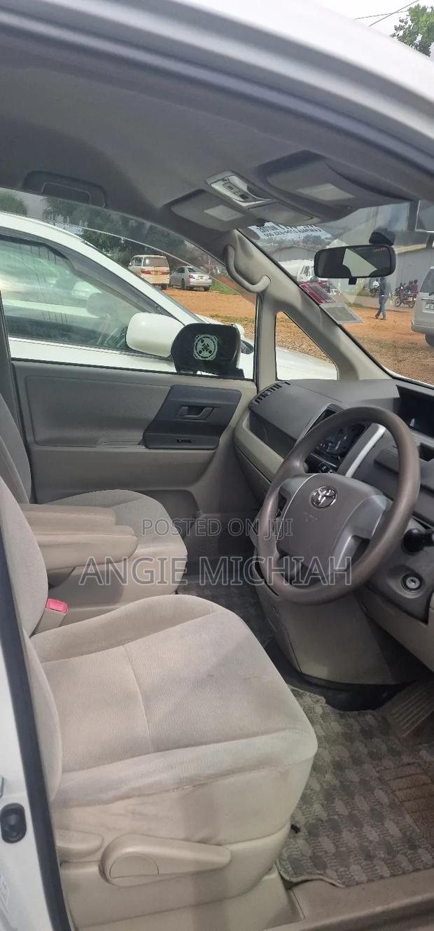 Toyota Noah 2.0 143hp AWD (8 Seater) 2011 Silver