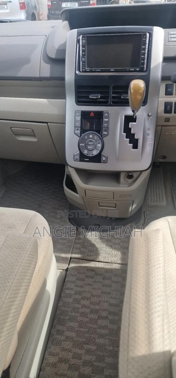 Toyota Noah 2.0 143hp AWD (8 Seater) 2011 Silver