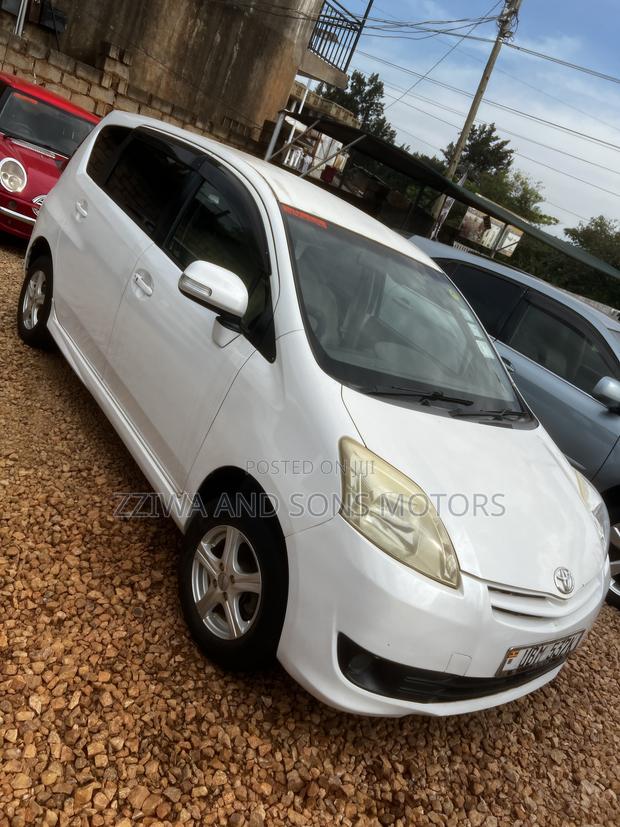 Toyota Passo Sette 1.5 AWD 2010 White