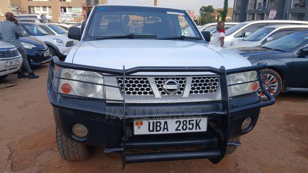 Nissan Hardbody 2400i Double Cab 4x4 2005 White