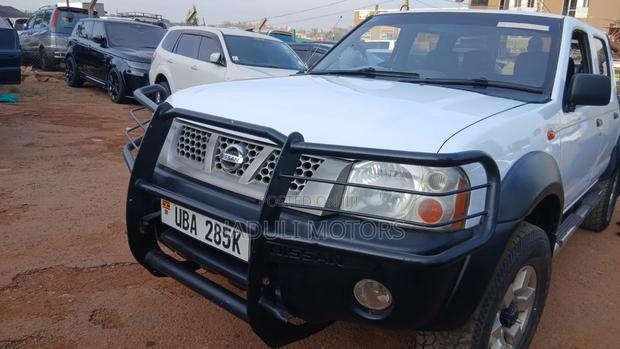 Nissan Hardbody 2400i Double Cab 4x4 2005 White