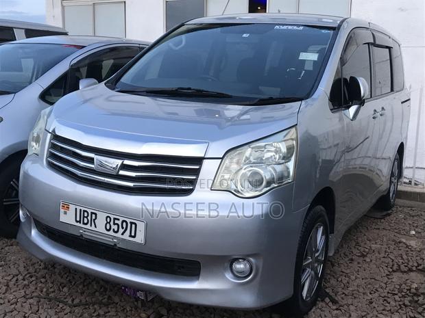 Toyota Noah 2011 Silver