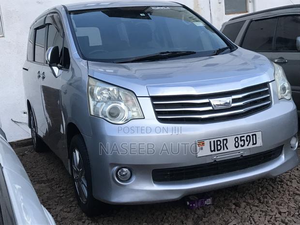 Toyota Noah 2011 Silver