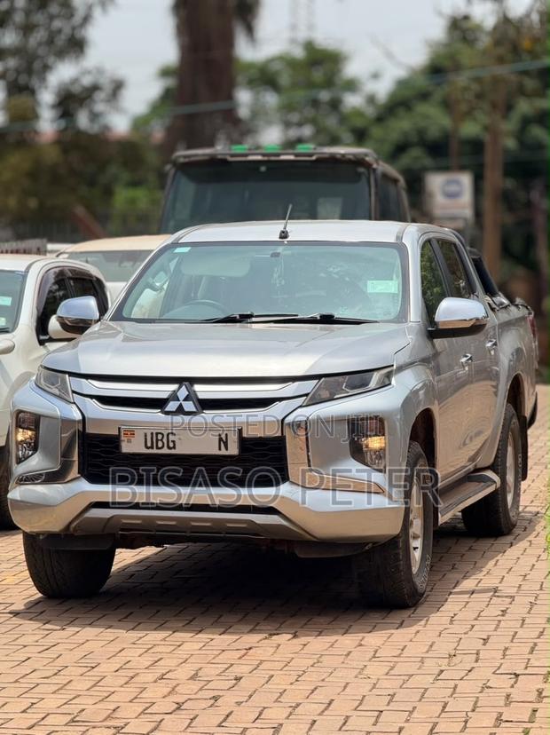Mitsubishi L200 2022 Silver