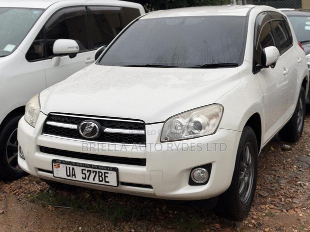 Toyota RAV4 2011 Off white