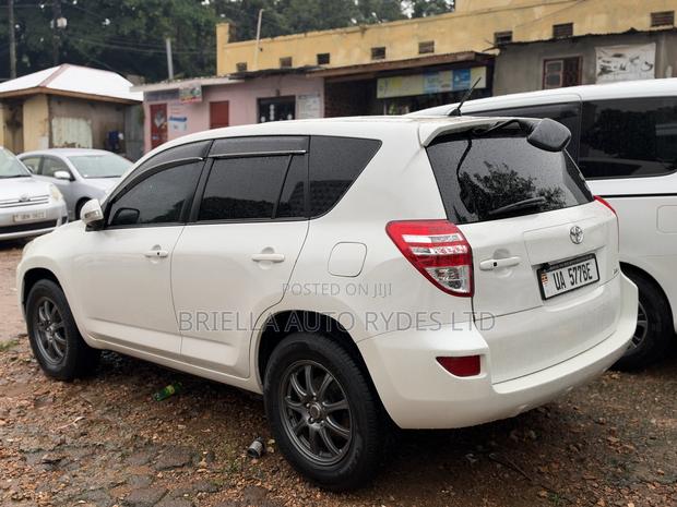 Toyota RAV4 2011 Off white