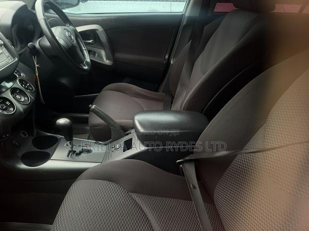 Toyota RAV4 2011 Off white