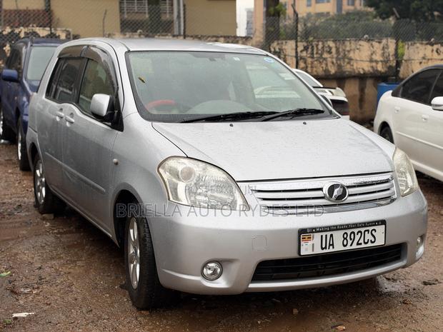 Toyota Raum 2010 Silver
