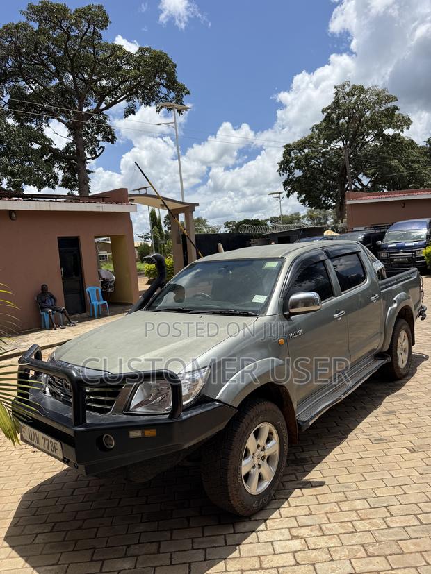 Toyota Hilux 2012 Gray
