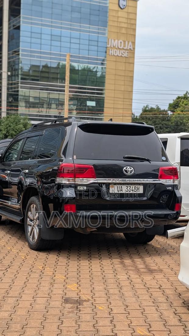 Toyota Land Cruiser 4.6 V8 ZX 2017 Black