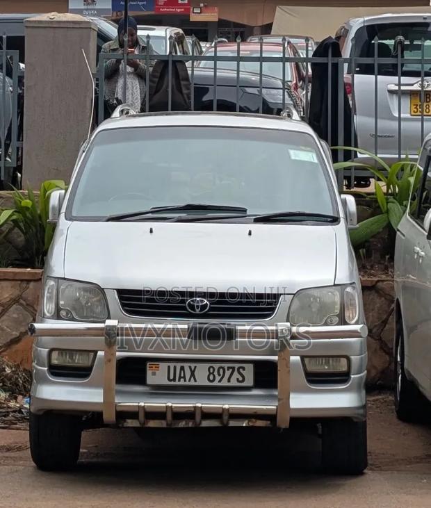 Toyota Noah 2.0 FWD (8 Seater) 2002 Silver