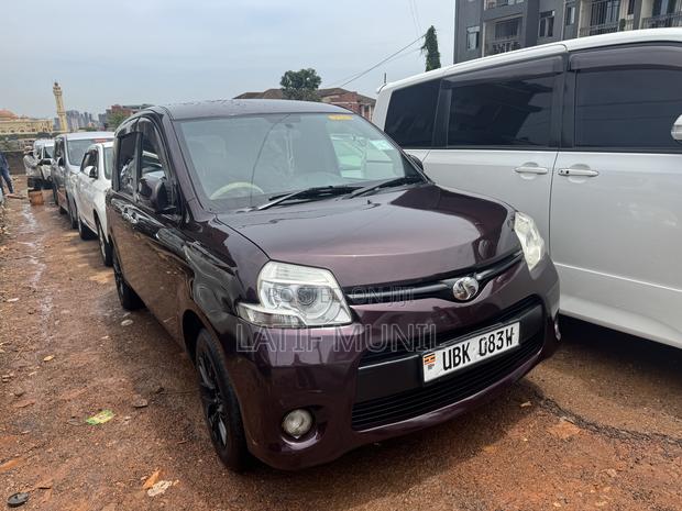 Toyota Sienta 1.5 AWD 2012 Maroon