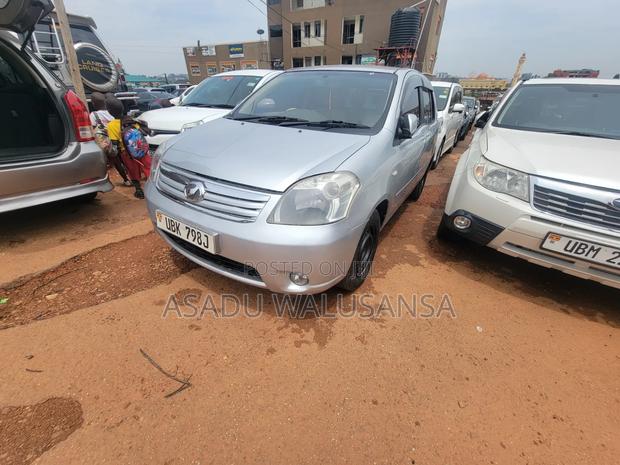 Toyota Raum 2010 Silver