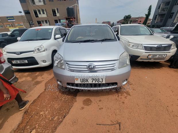 Toyota Raum 2010 Silver