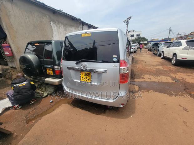 Toyota Noah 2009 Silver